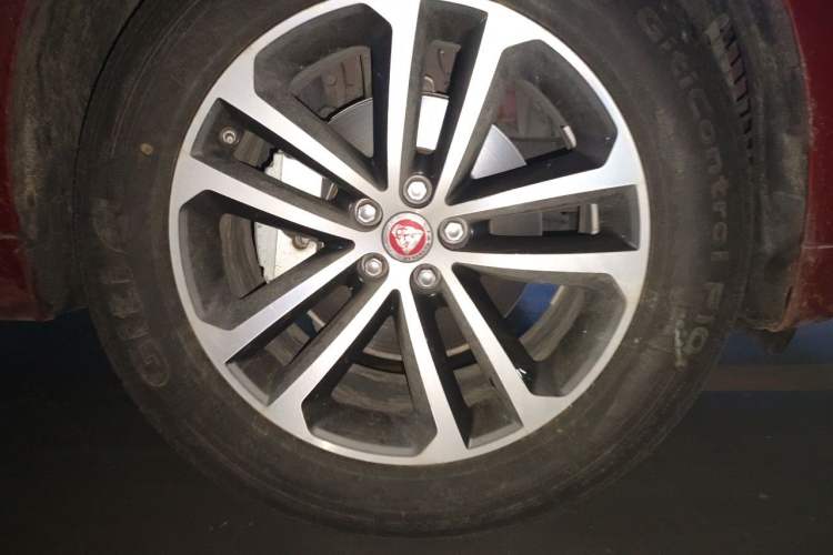 Used Jaguar F-PACE 2016 2.0T Two-Wheel-Drive R-Sport Sport Edition Right Front Wheel Hub