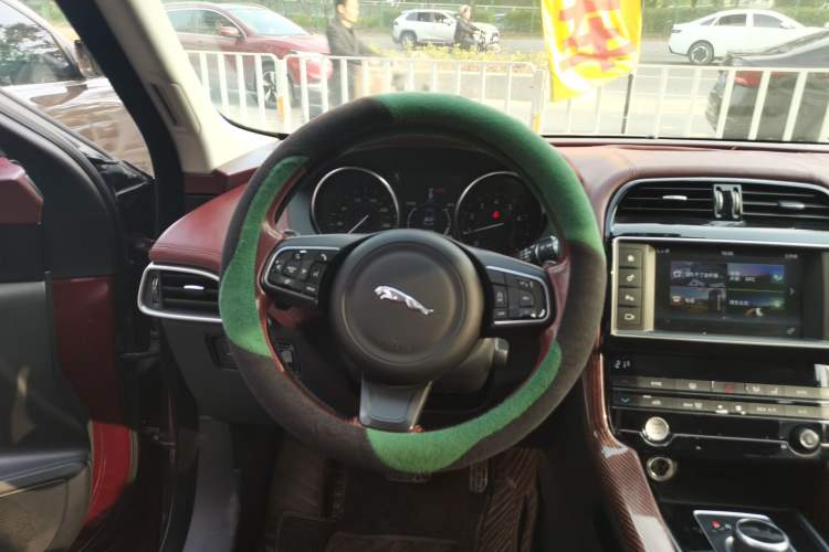 Used Jaguar F-PACE 2016 2.0T Two-Wheel Drive Urban Luxury Edition Steering Wheel