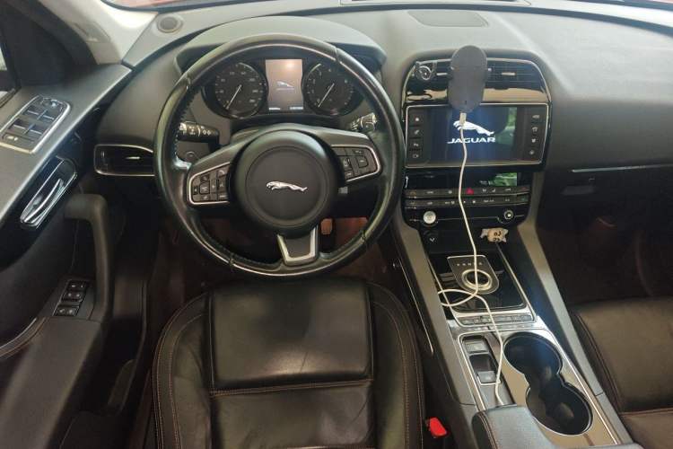Used Jaguar F-PACE 2016 2.0T Two-Wheel Drive Urban Luxury Edition Steering Wheel