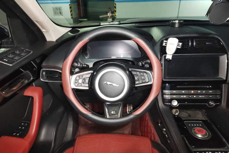 Used Jaguar F-PACE 2016 2.0T Two-Wheel-Drive R-Sport Sport Edition Steering Wheel