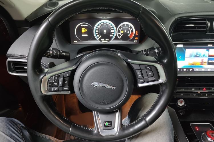 Used Jaguar F-PACE 2016 2.0T Two-Wheel-Drive R-Sport Sport Edition Steering Wheel