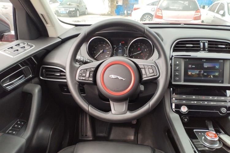 Used Jaguar F-PACE 2016 2.0T Two-Wheel Drive Urban Luxury Edition Steering Wheel