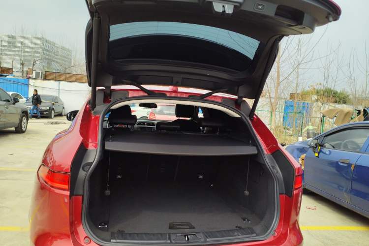 Used Jaguar F-PACE 2016 2.0T Two-Wheel Drive Urban Luxury Edition Trunk