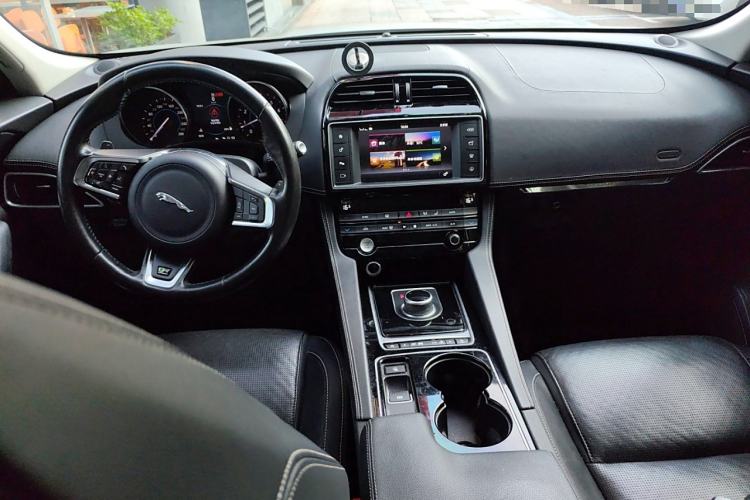 Used Jaguar F-PACE 2016 3.0 SC Four-Wheel Drive R-Sport Sport Edition Center Console