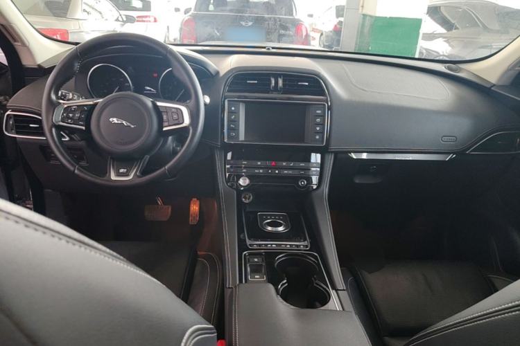 Used Jaguar F-PACE 2016 3.0 SC Four-Wheel Drive R-Sport Sport Edition Center Console