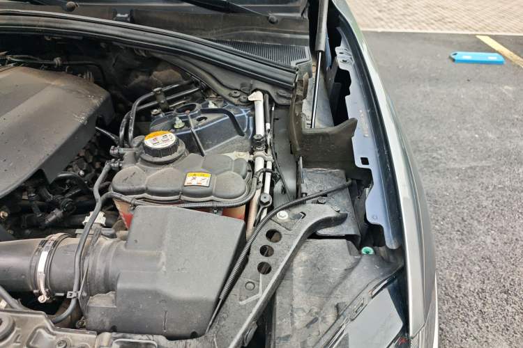Used Jaguar F-PACE 2016 2.0T Two-Wheel-Drive R-Sport Sport Edition Engine Bay Left