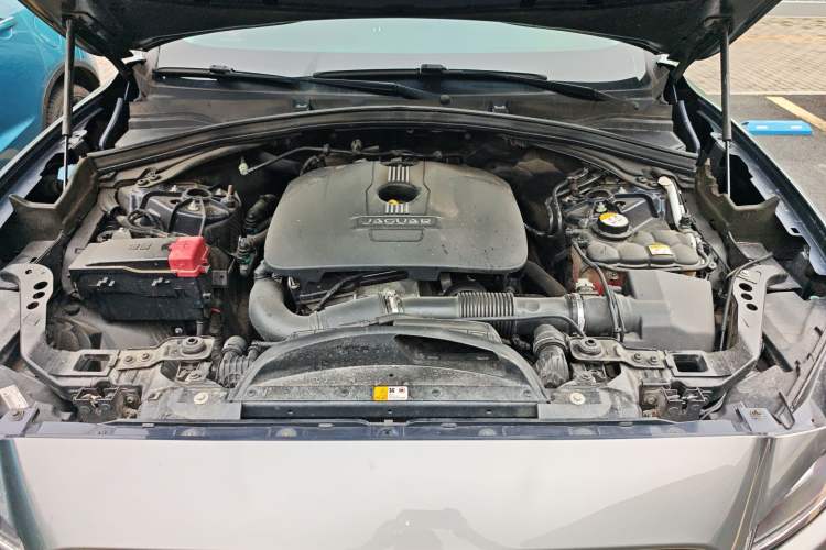 Used Jaguar F-PACE 2016 2.0T Two-Wheel-Drive R-Sport Sport Edition Engine Bay