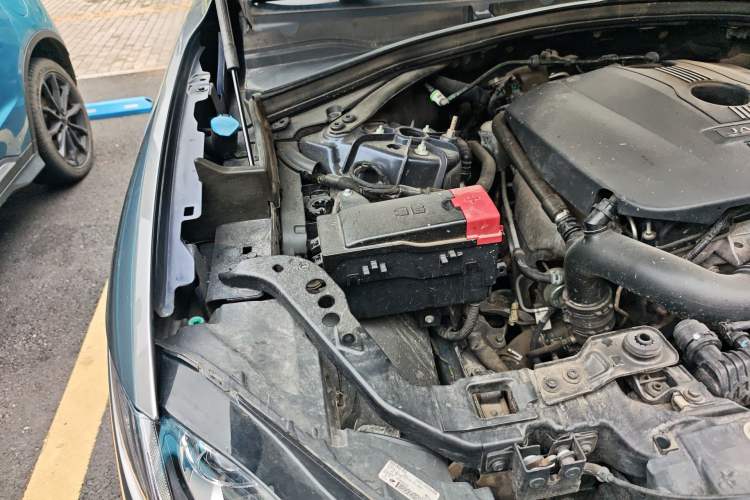 Used Jaguar F-PACE 2016 2.0T Two-Wheel-Drive R-Sport Sport Edition Engine Bay Right