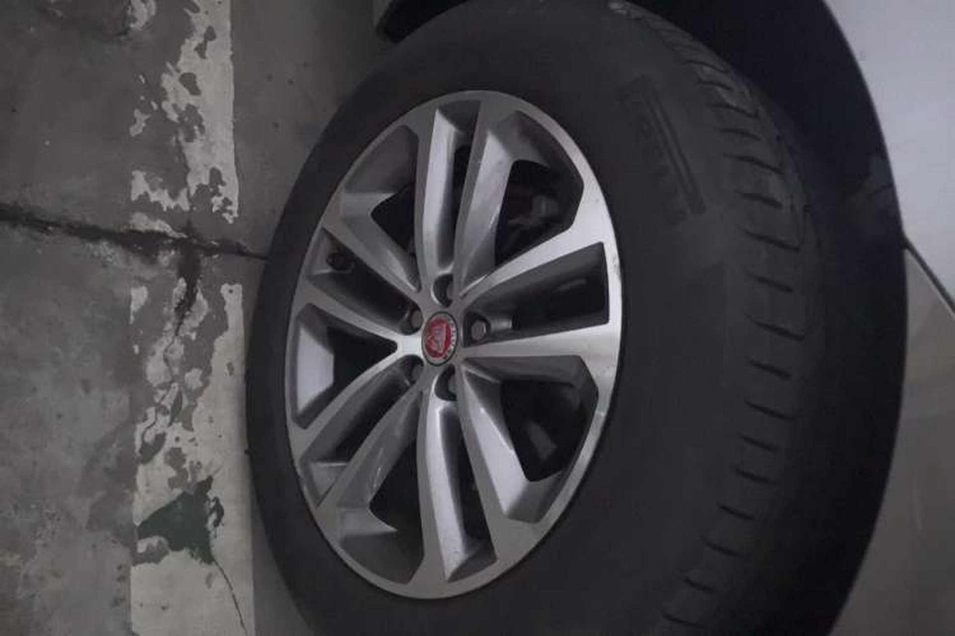 Used Jaguar F-PACE 2016 2.0T Two-Wheel-Drive R-Sport Sport Edition Right Front Wheel Hub