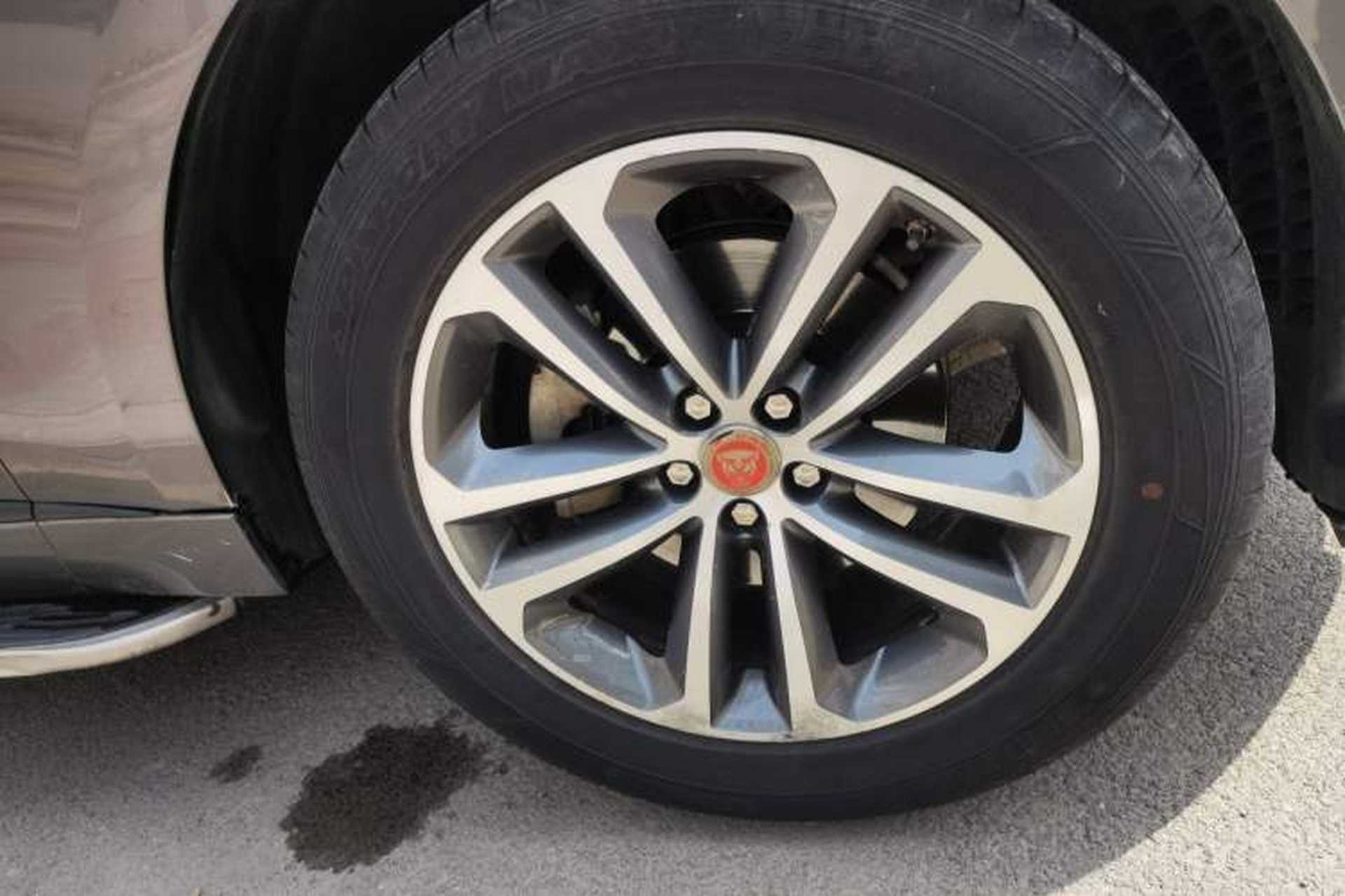 Used Jaguar F-PACE 2016 2.0T Two-Wheel Drive Urban Luxury Edition Right Front Wheel Hub