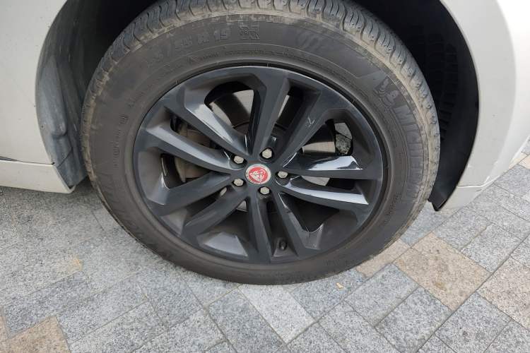 Used Jaguar F-PACE 2016 3.0 SC Four-Wheel Drive R-Sport Sport Edition Right Front Wheel Hub