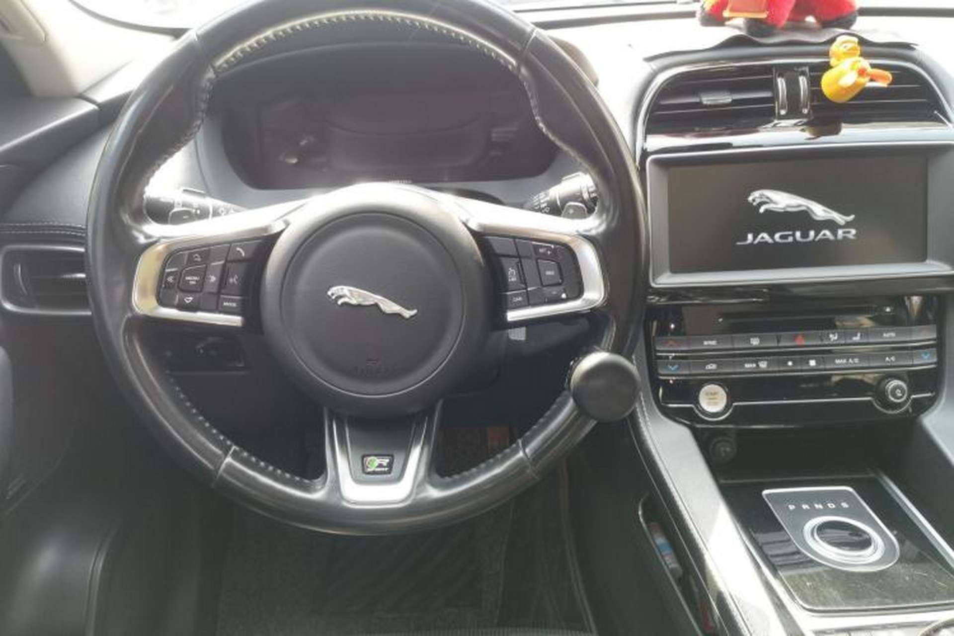 Used Jaguar F-PACE 2016 2.0T Two-Wheel Drive Urban Luxury Edition Steering Wheel