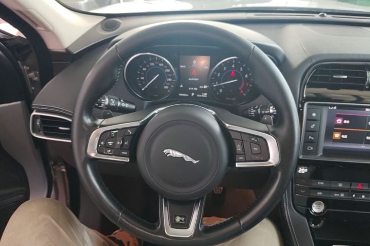 Used Jaguar F-PACE 2016 3.0 SC Four-Wheel Drive R-Sport Sport Edition Steering Wheel