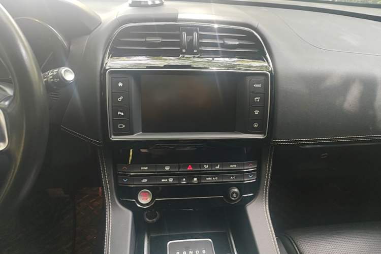 Used Jaguar F-PACE 2016 3.0 SC Four-Wheel Drive R-Sport Sport Edition Audio And AC Panel