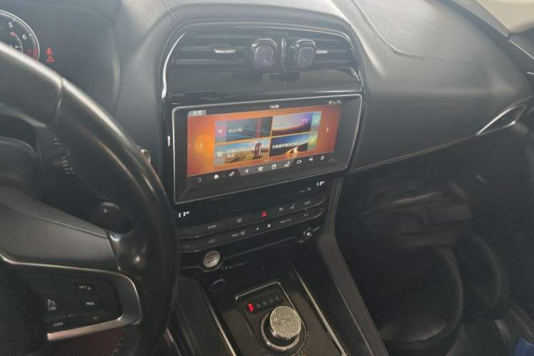 Used Jaguar F-PACE 2016 2.0T Two-Wheel-Drive R-Sport Sport Edition Audio And AC Panel