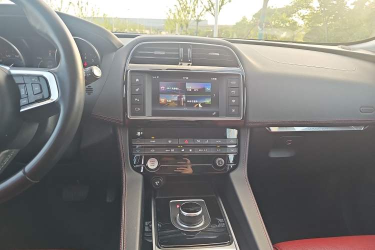 Used Jaguar F-PACE 2016 3.0 SC Four-Wheel Drive R-Sport Sport Edition Audio And AC Panel