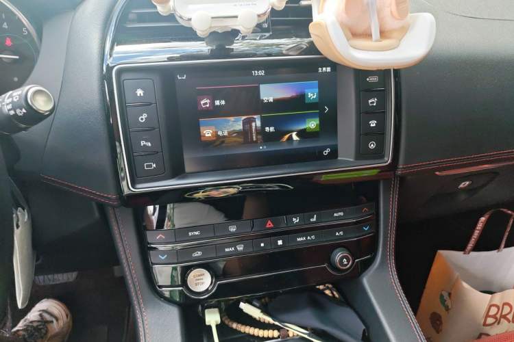 Used Jaguar F-PACE 2016 3.0 SC Four-Wheel Drive R-Sport Sport Edition Audio And AC Panel