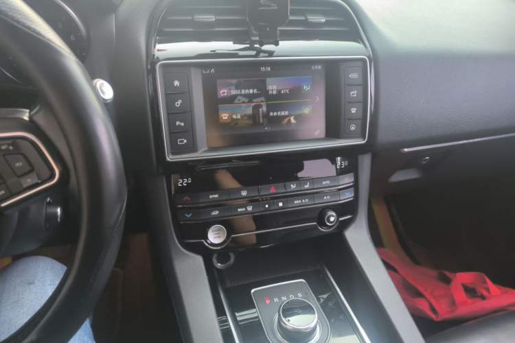 Used Jaguar F-PACE 2016 2.0T Two-Wheel-Drive R-Sport Sport Edition Audio And AC Panel