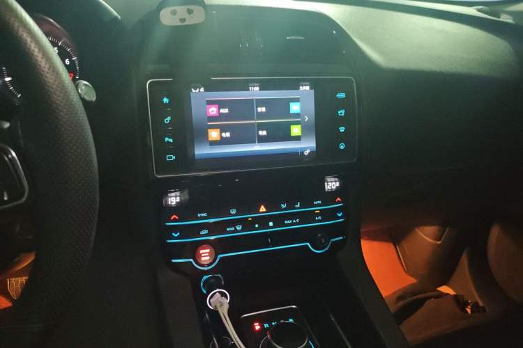Used Jaguar F-PACE 2016 2.0T Two-Wheel Drive Urban Luxury Edition Audio And AC Panel