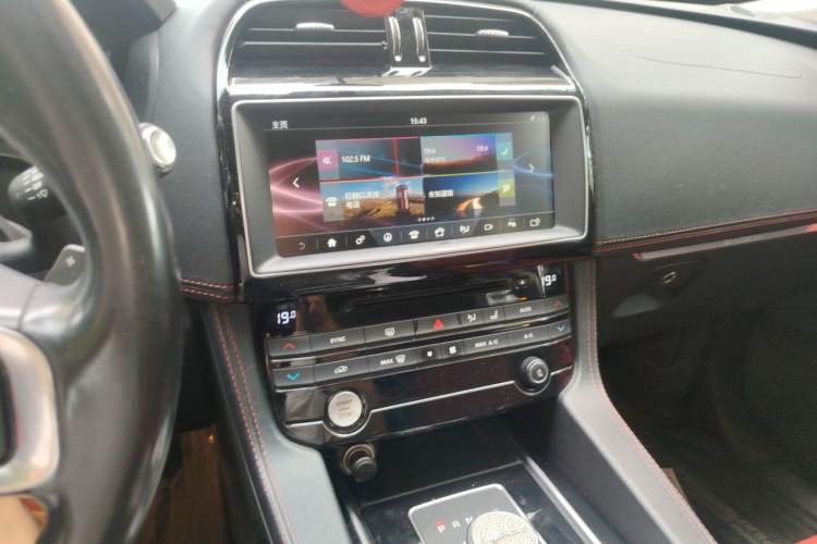 Used Jaguar F-PACE 2016 2.0T Two-Wheel-Drive R-Sport Sport Edition Audio And AC Panel