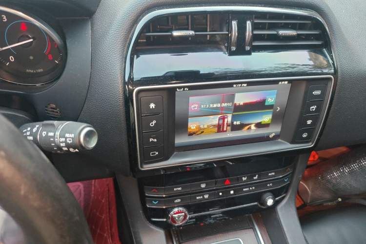 Used Jaguar F-PACE 2016 2.0T Two-Wheel Drive Urban Luxury Edition Audio And AC Panel