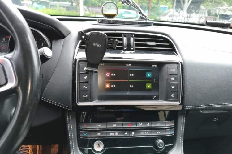 Used Jaguar F-PACE 2016 3.0 SC Four-Wheel Drive R-Sport Sport Edition Audio And AC Panel