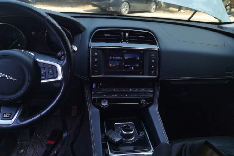 Used Jaguar F-PACE 2016 3.0 SC Four-Wheel Drive R-Sport Sport Edition Audio And AC Panel