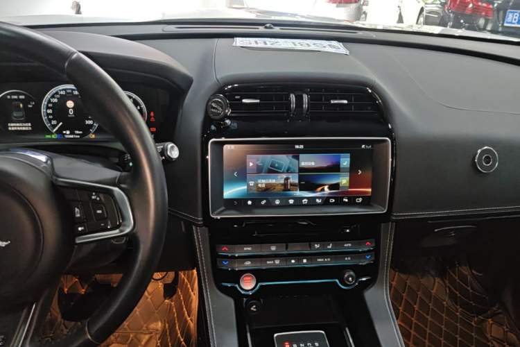 Used Jaguar F-PACE 2016 2.0T Two-Wheel-Drive R-Sport Sport Edition Audio And AC Panel