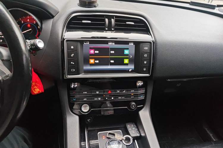 Used Jaguar F-PACE 2016 2.0T Two-Wheel Drive Urban Luxury Edition Audio And AC Panel