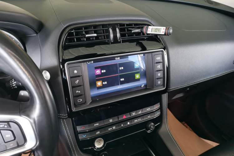 Used Jaguar F-PACE 2016 3.0 SC Four-Wheel Drive R-Sport Sport Edition Audio And AC Panel