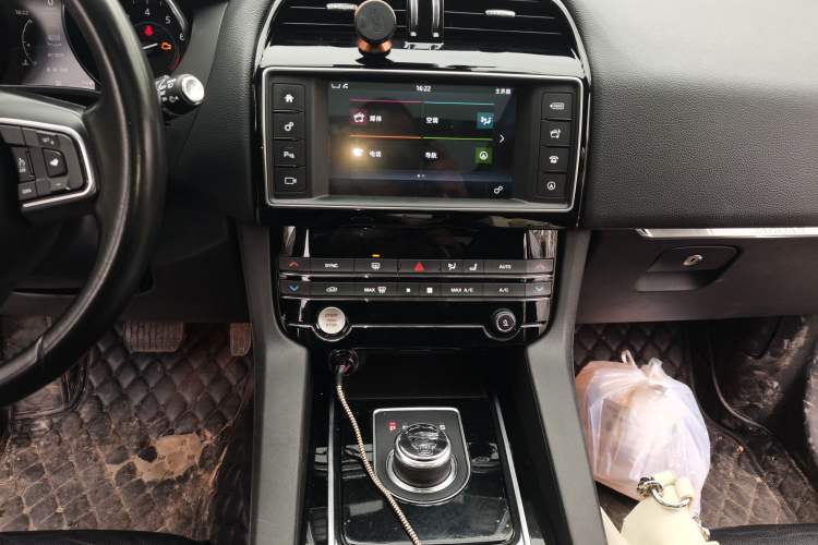 Used Jaguar F-PACE 2016 2.0T Two-Wheel Drive Urban Luxury Edition Audio And AC Panel