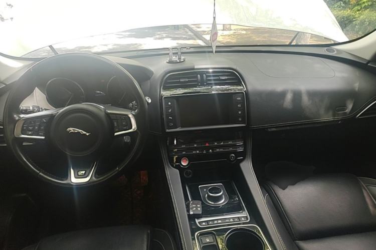 Used Jaguar F-PACE 2016 3.0 SC Four-Wheel Drive R-Sport Sport Edition Center Console