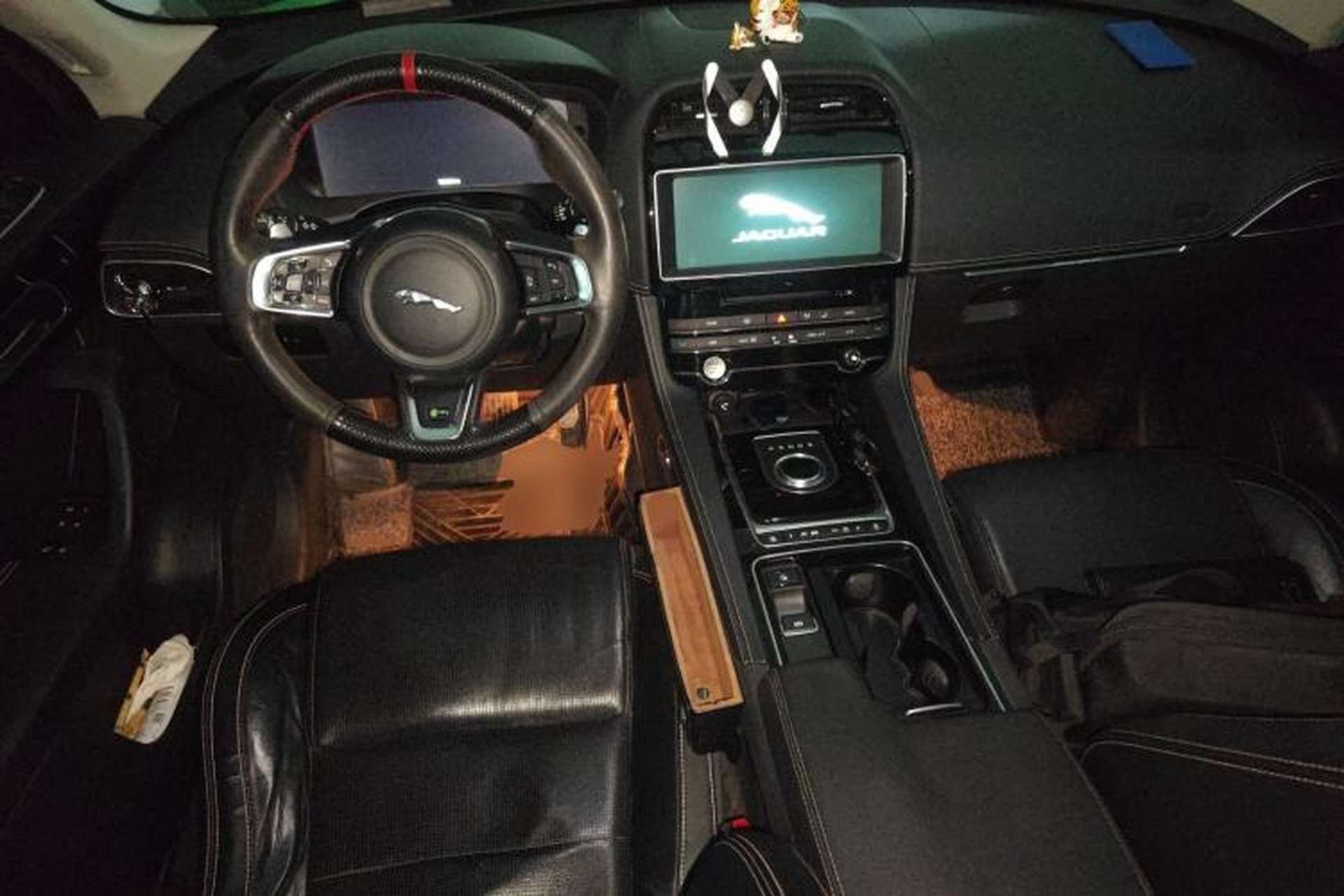 Used Jaguar F-PACE 2016 3.0 SC Four-Wheel Drive R-Sport Sport Edition Center Console