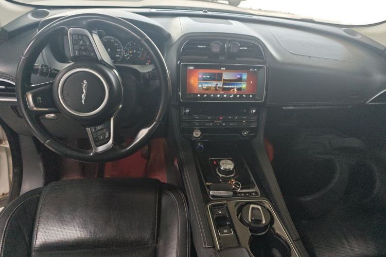 Used Jaguar F-PACE 2016 2.0T Two-Wheel-Drive R-Sport Sport Edition Center Console