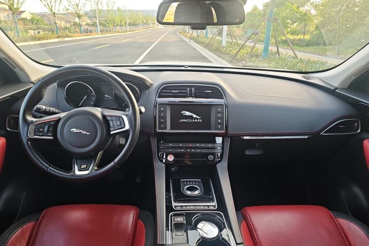 Used Jaguar F-PACE 2016 3.0 SC Four-Wheel Drive R-Sport Sport Edition Center Console
