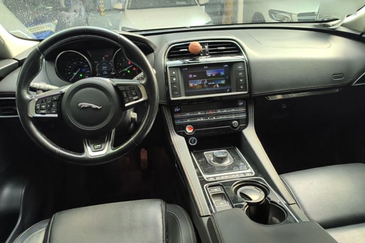 Used Jaguar F-PACE 2016 3.0 SC Four-Wheel Drive R-Sport Sport Edition Center Console
