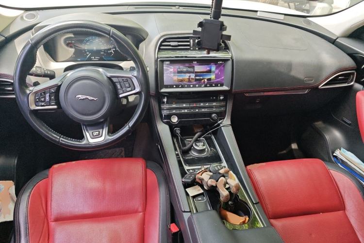 Used Jaguar F-PACE 2016 2.0T Two-Wheel-Drive R-Sport Sport Edition Center Console