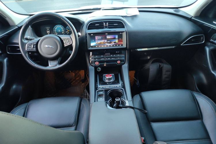 Used Jaguar F-PACE 2016 2.0T Two-Wheel Drive Urban Luxury Edition Center Console
