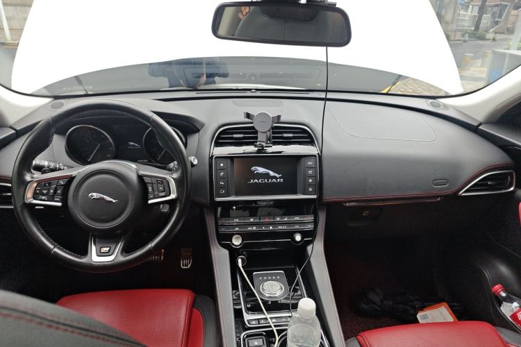 Used Jaguar F-PACE 2016 3.0 SC Four-Wheel Drive R-Sport Sport Edition Center Console