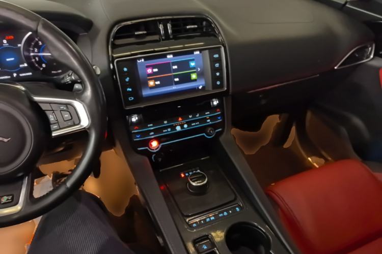 Used Jaguar F-PACE 2016 3.0 SC Four-Wheel Drive R-Sport Sport Edition Center Console