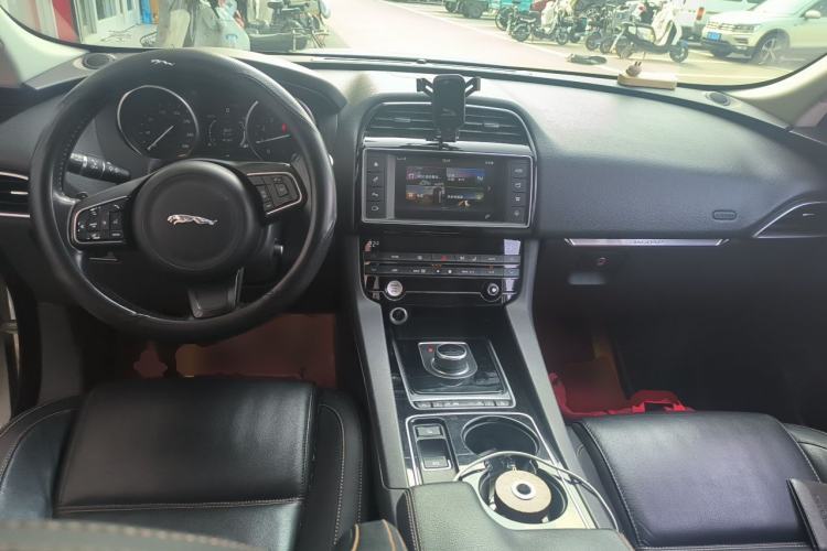 Used Jaguar F-PACE 2016 2.0T Two-Wheel-Drive R-Sport Sport Edition Center Console