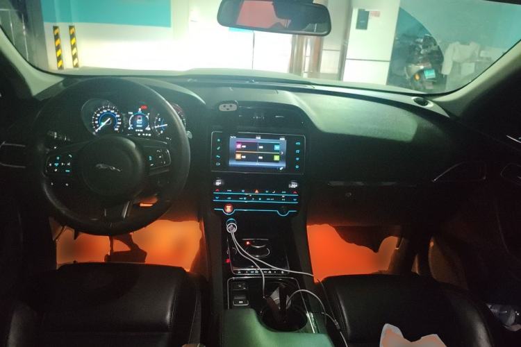 Used Jaguar F-PACE 2016 2.0T Two-Wheel Drive Urban Luxury Edition Center Console