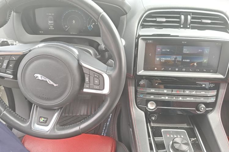Used Jaguar F-PACE 2016 2.0T Two-Wheel-Drive R-Sport Sport Edition Center Console