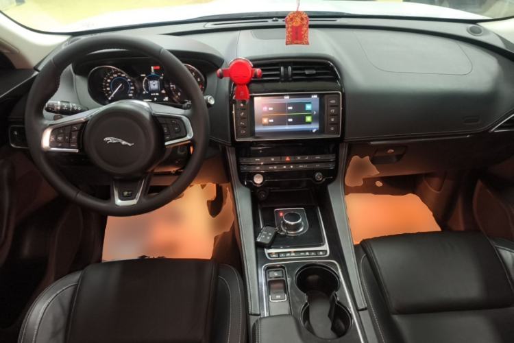Used Jaguar F-PACE 2016 3.0 SC Four-Wheel Drive R-Sport Sport Edition Center Console