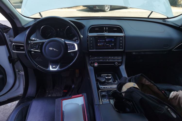 Used Jaguar F-PACE 2016 3.0 SC Four-Wheel Drive R-Sport Sport Edition Center Console