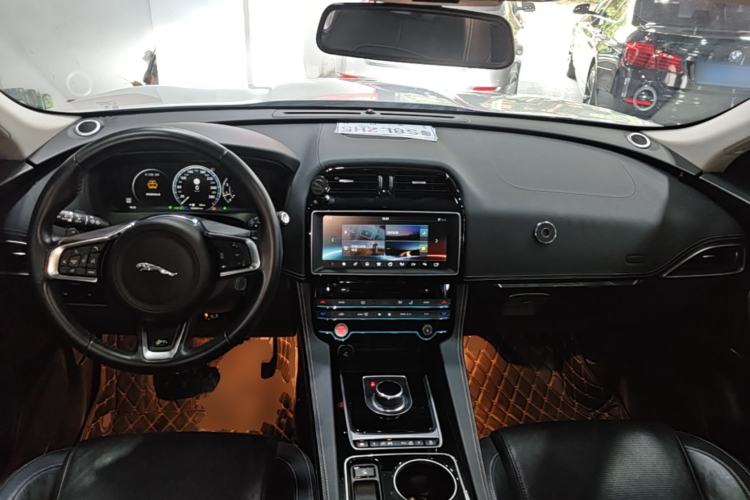 Used Jaguar F-PACE 2016 2.0T Two-Wheel-Drive R-Sport Sport Edition Center Console
