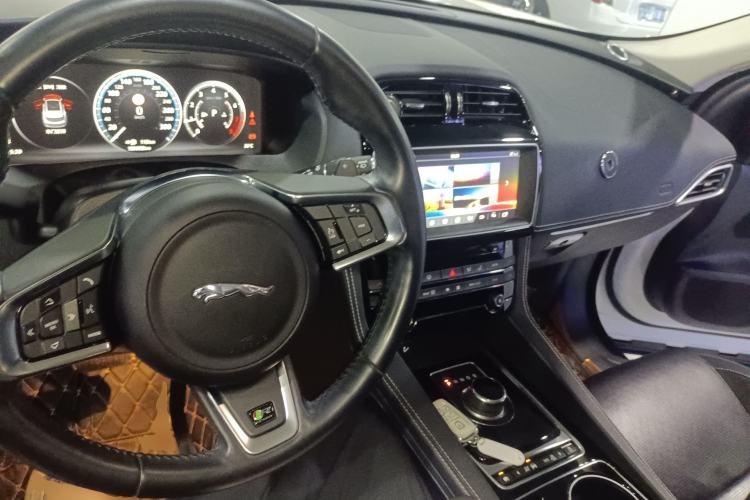 Used Jaguar F-PACE 2016 2.0T Two-Wheel-Drive R-Sport Sport Edition Center Console