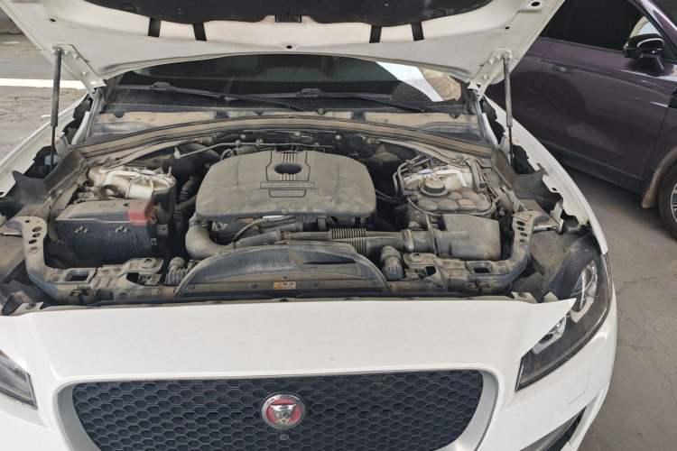 Used Jaguar F-PACE 2016 2.0T Two-Wheel-Drive R-Sport Sport Edition Engine Bay