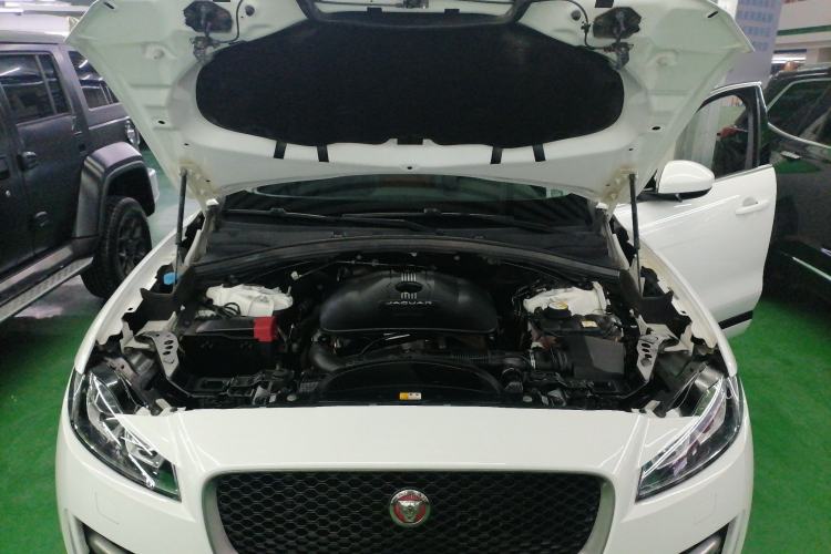 Used Jaguar F-PACE 2016 2.0T Two-Wheel-Drive R-Sport Sport Edition Engine Bay