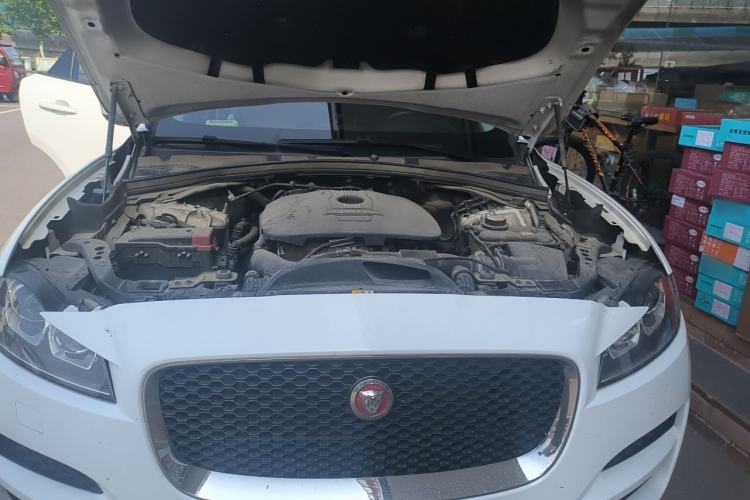 Used Jaguar F-PACE 2016 2.0T Two-Wheel-Drive R-Sport Sport Edition Engine Bay